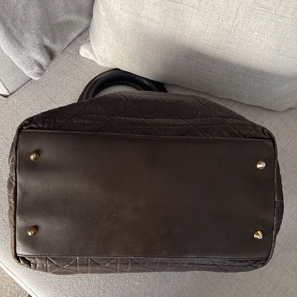 Elegant Brown Quilted Handbag - Picture 5 of 15